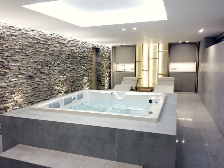 Byli jsme osloveni k návrhu a kompletní realizaci interiéru rodinného domu ve Špindlerově Mlýně. Přáním investora bylo vytvořit jednoduchý a otevřený prostor.…