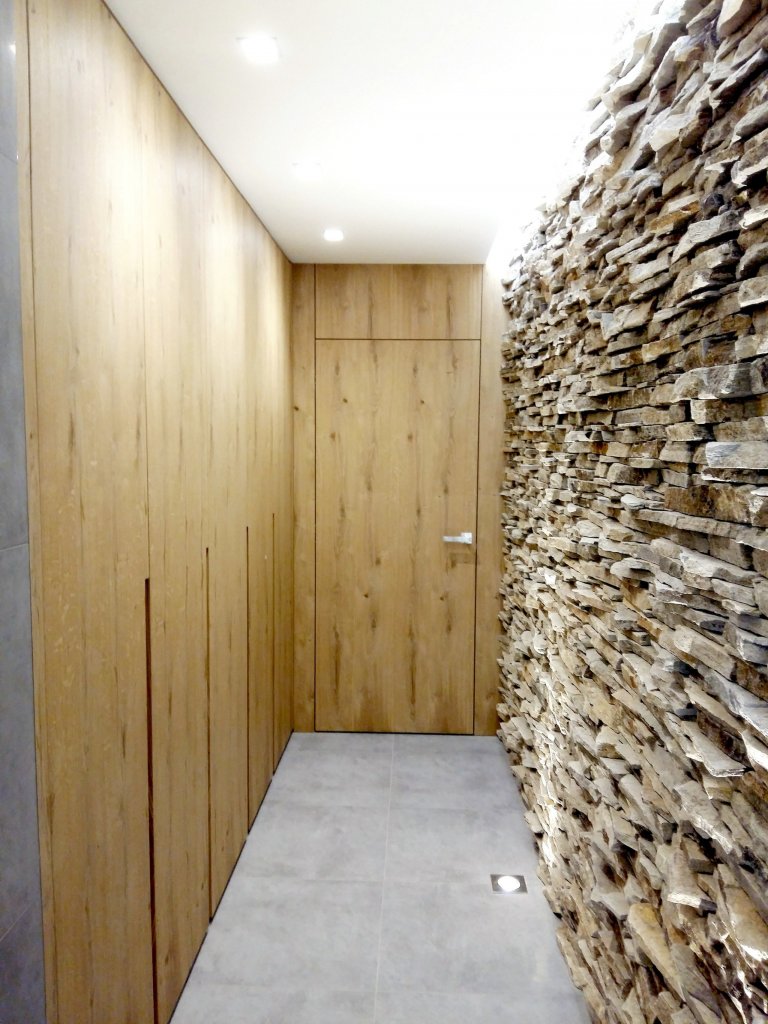 Byli jsme osloveni k návrhu a kompletní realizaci interiéru rodinného domu ve Špindlerově Mlýně. Přáním investora bylo vytvořit jednoduchý a otevřený prostor.…