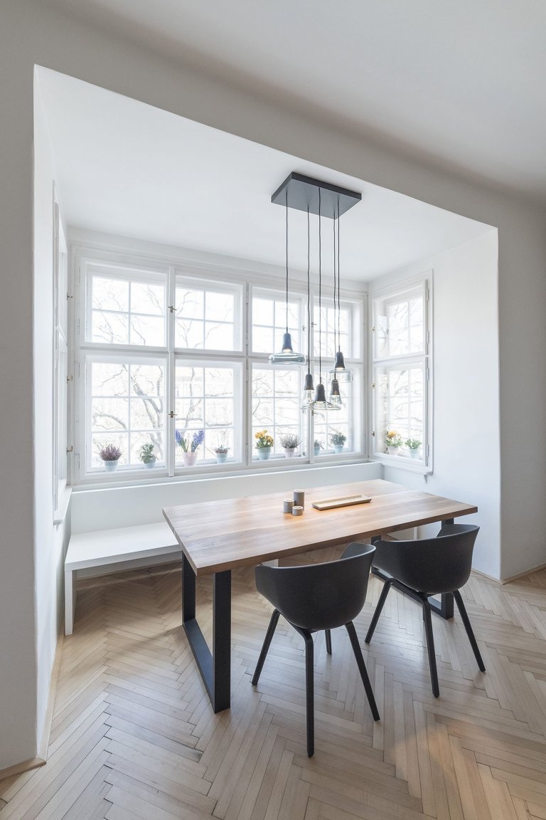 Byt v klasické činžovní zástavbě starých Holešovic je specifický svými prosklenými plochami. V návrhu byla zachována původní dispozice bytu, která je typická…