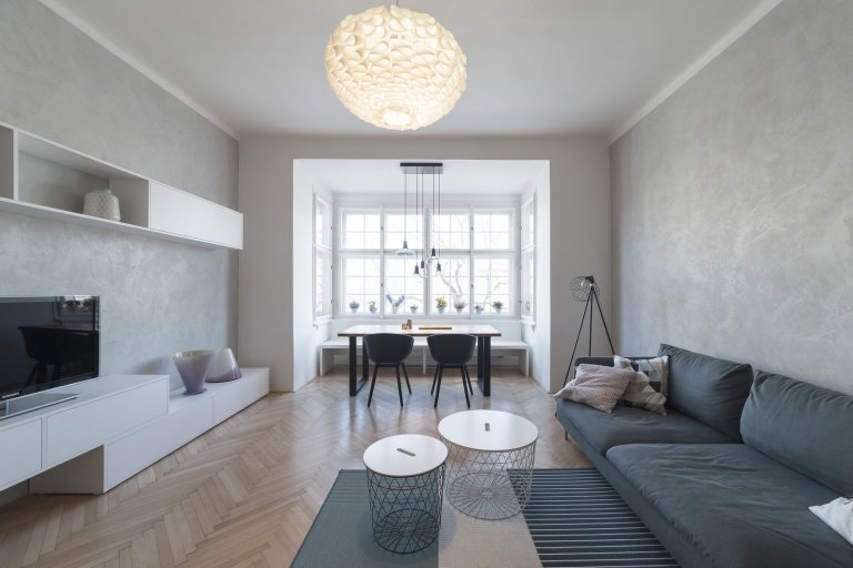 Byt v klasické činžovní zástavbě starých Holešovic je specifický svými prosklenými plochami. V návrhu byla zachována původní dispozice bytu, která je typická…