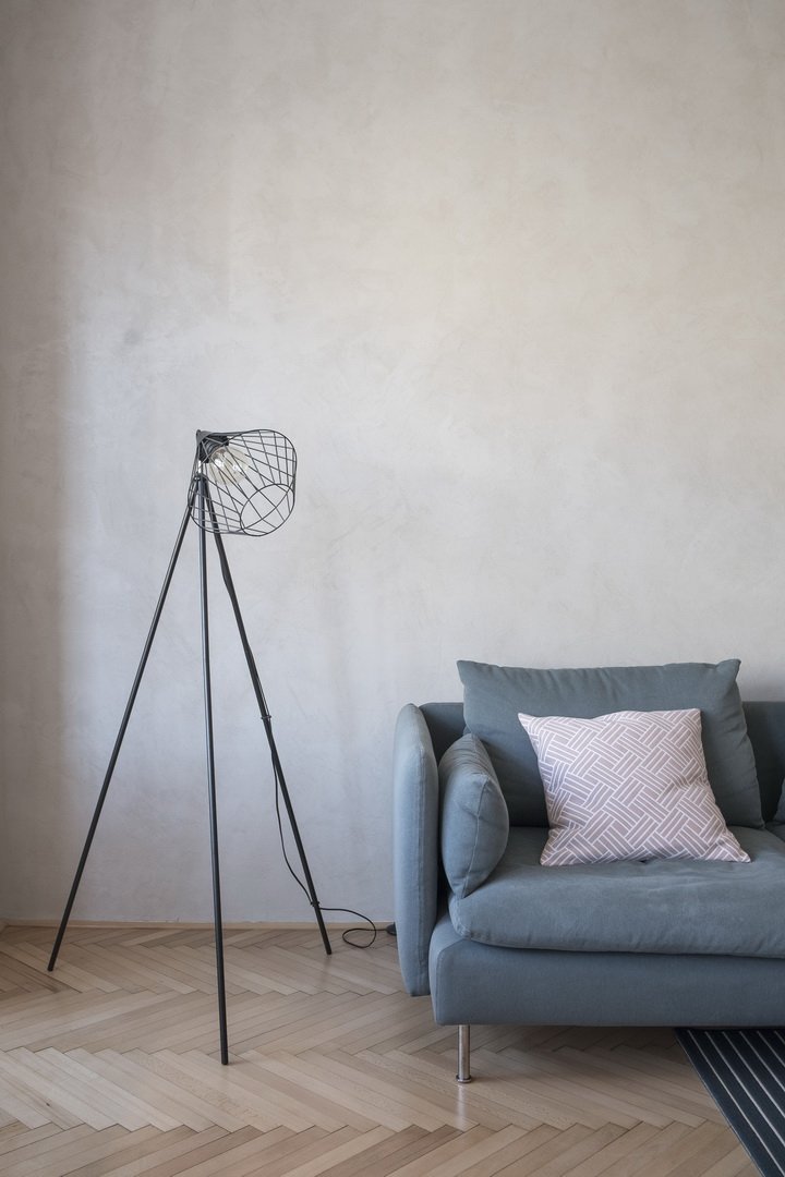 Byt v klasické činžovní zástavbě starých Holešovic je specifický svými prosklenými plochami. V návrhu byla zachována původní dispozice bytu, která je typická…