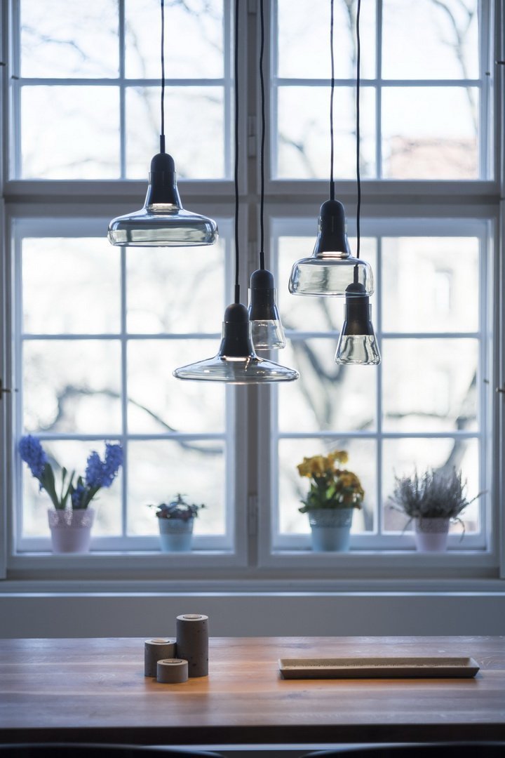 Byt v klasické činžovní zástavbě starých Holešovic je specifický svými prosklenými plochami. V návrhu byla zachována původní dispozice bytu, která je typická…