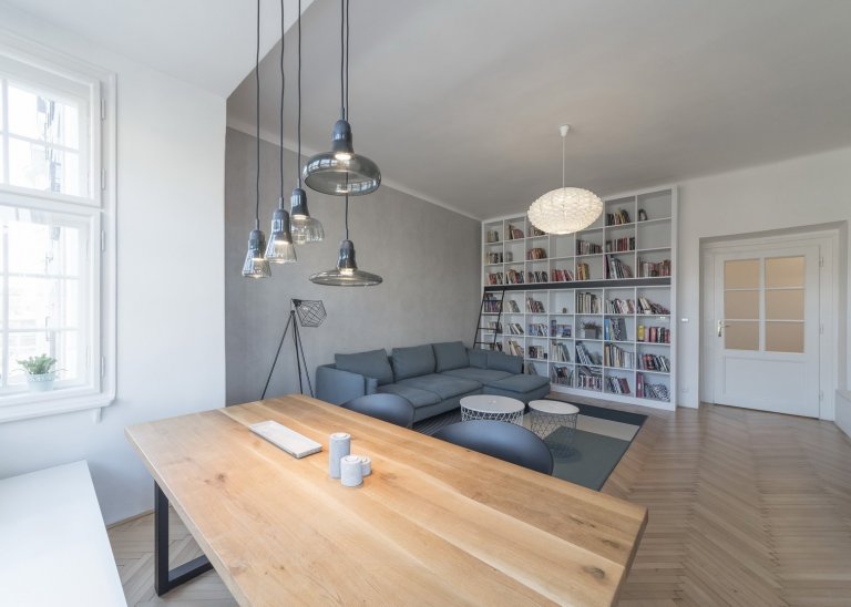 Byt v klasické činžovní zástavbě starých Holešovic je specifický svými prosklenými plochami. V návrhu byla zachována původní dispozice bytu, která je typická…