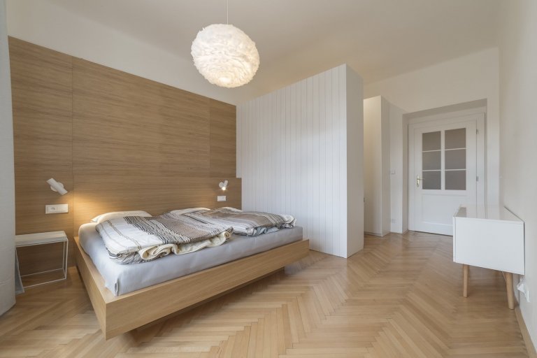 Byt v klasické činžovní zástavbě starých Holešovic je specifický svými prosklenými plochami. V návrhu byla zachována původní dispozice bytu, která je typická…