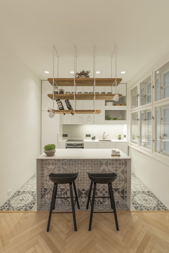 Byt v klasické činžovní zástavbě starých Holešovic je specifický svými prosklenými plochami. V návrhu byla zachována původní dispozice bytu, která je typická…