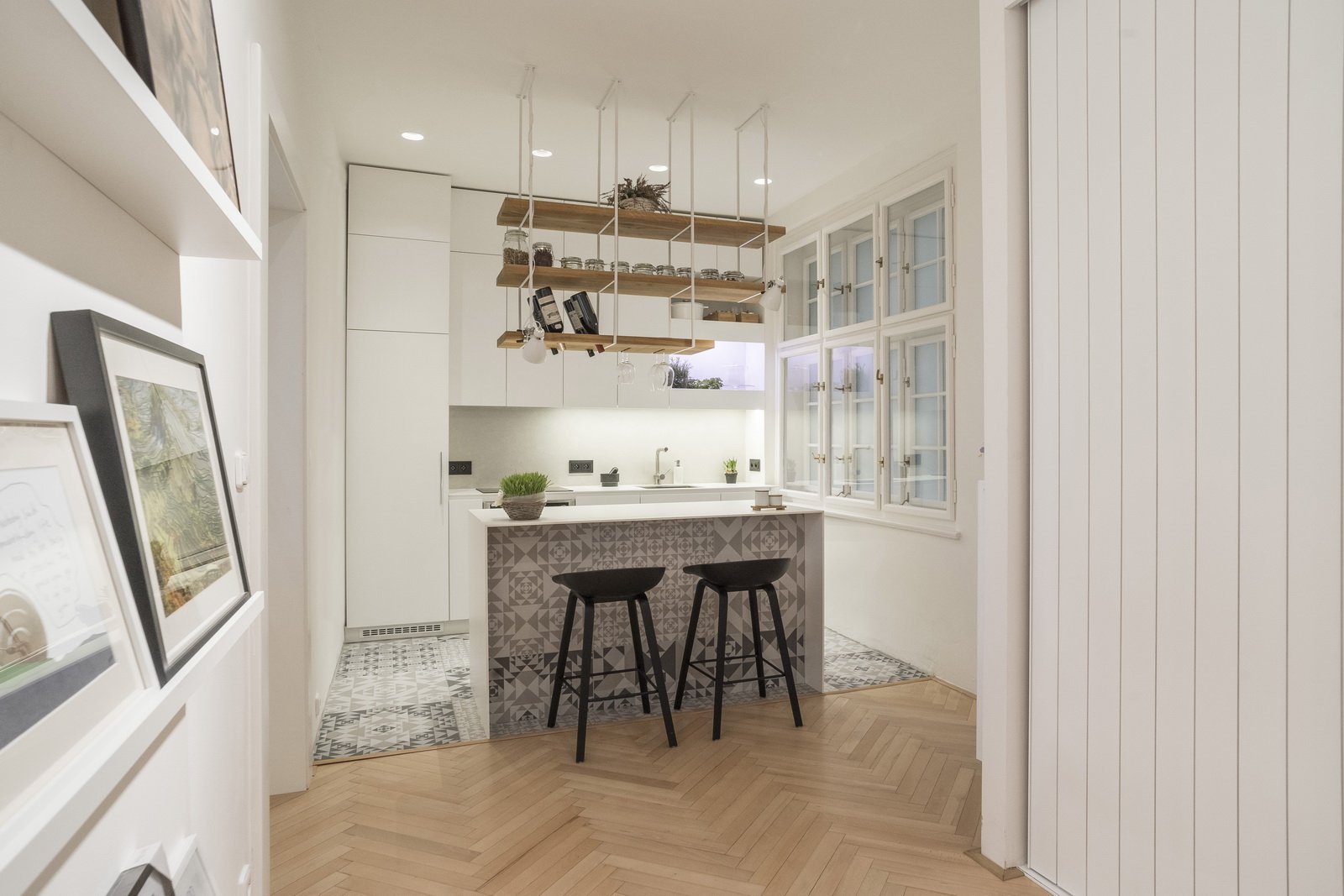 Byt v klasické činžovní zástavbě starých Holešovic je specifický svými prosklenými plochami. V návrhu byla zachována původní dispozice bytu, která je typická…