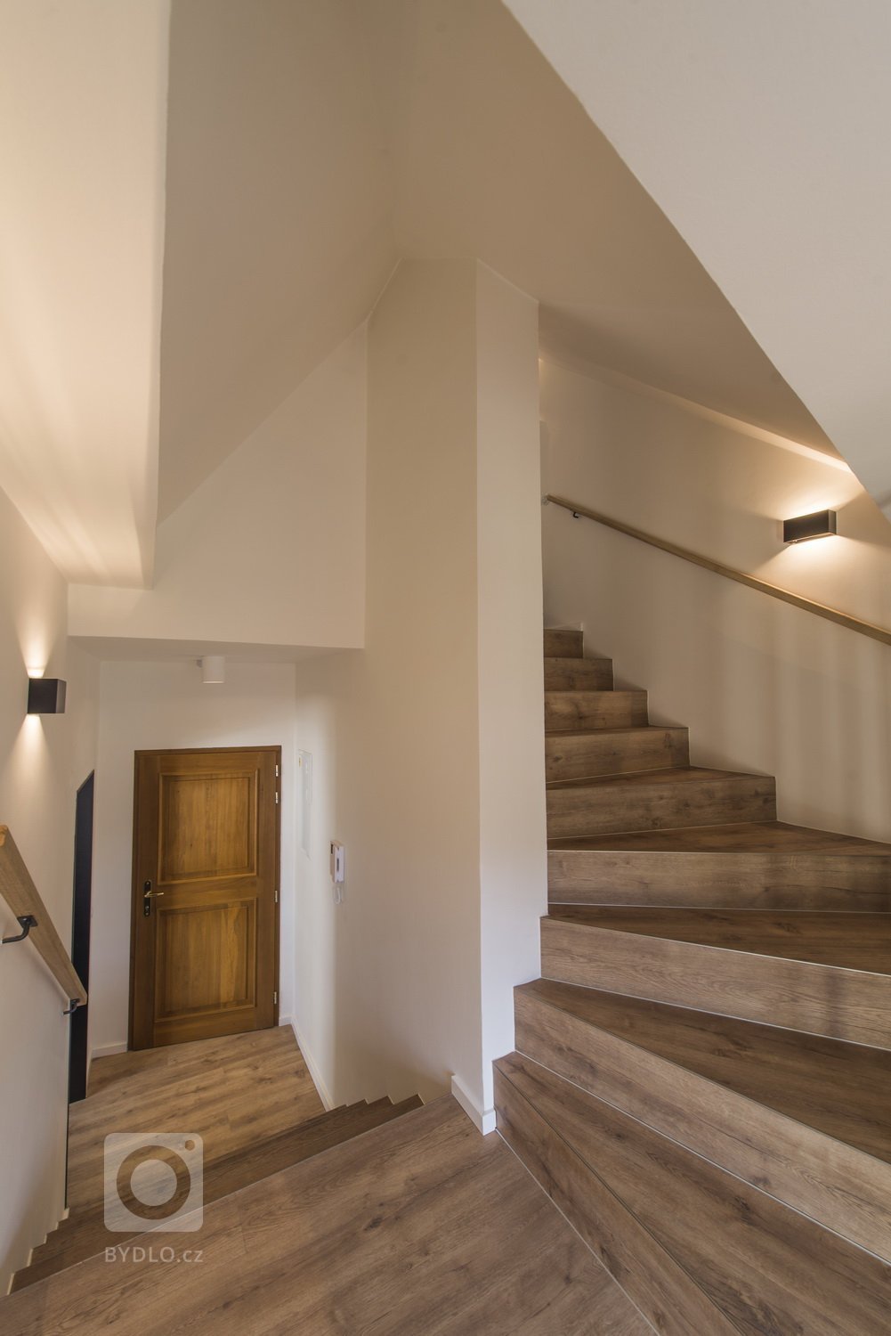 Malebná střešní krajina pražské Malé Strany ukrývá mnoho tajuplných a tmavých půdních prostor. Vhodným zásahem se však některé z nich mění na krásné a…