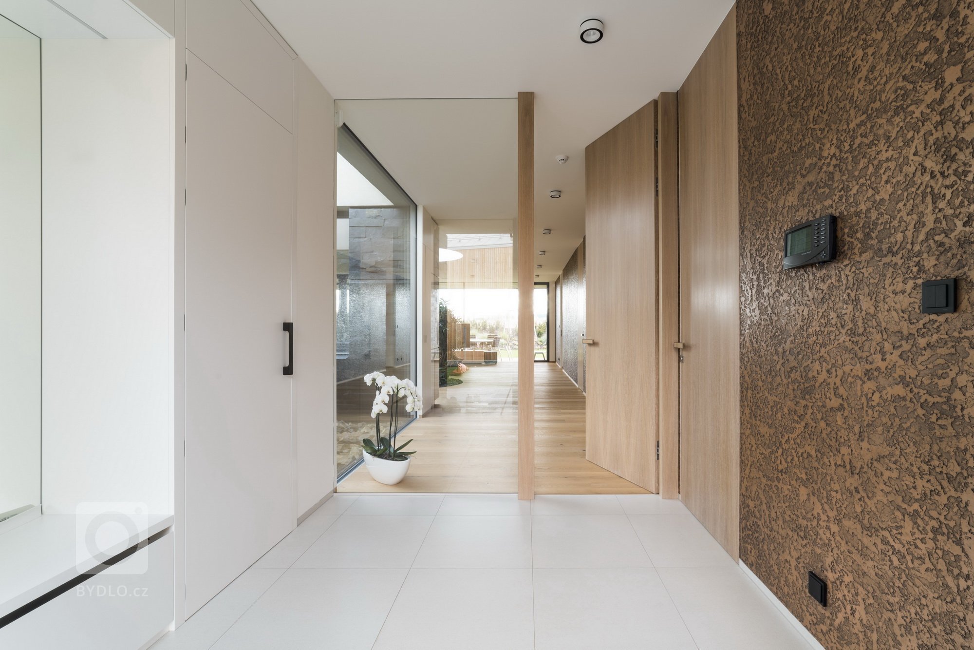 Hlavním konceptem bylo vytvořit otevřený fluidní prostor, který nebude mít žádné zbytečné dveře, chodby ani překážky. Je to jeden z příkladů, jak může dům díky…