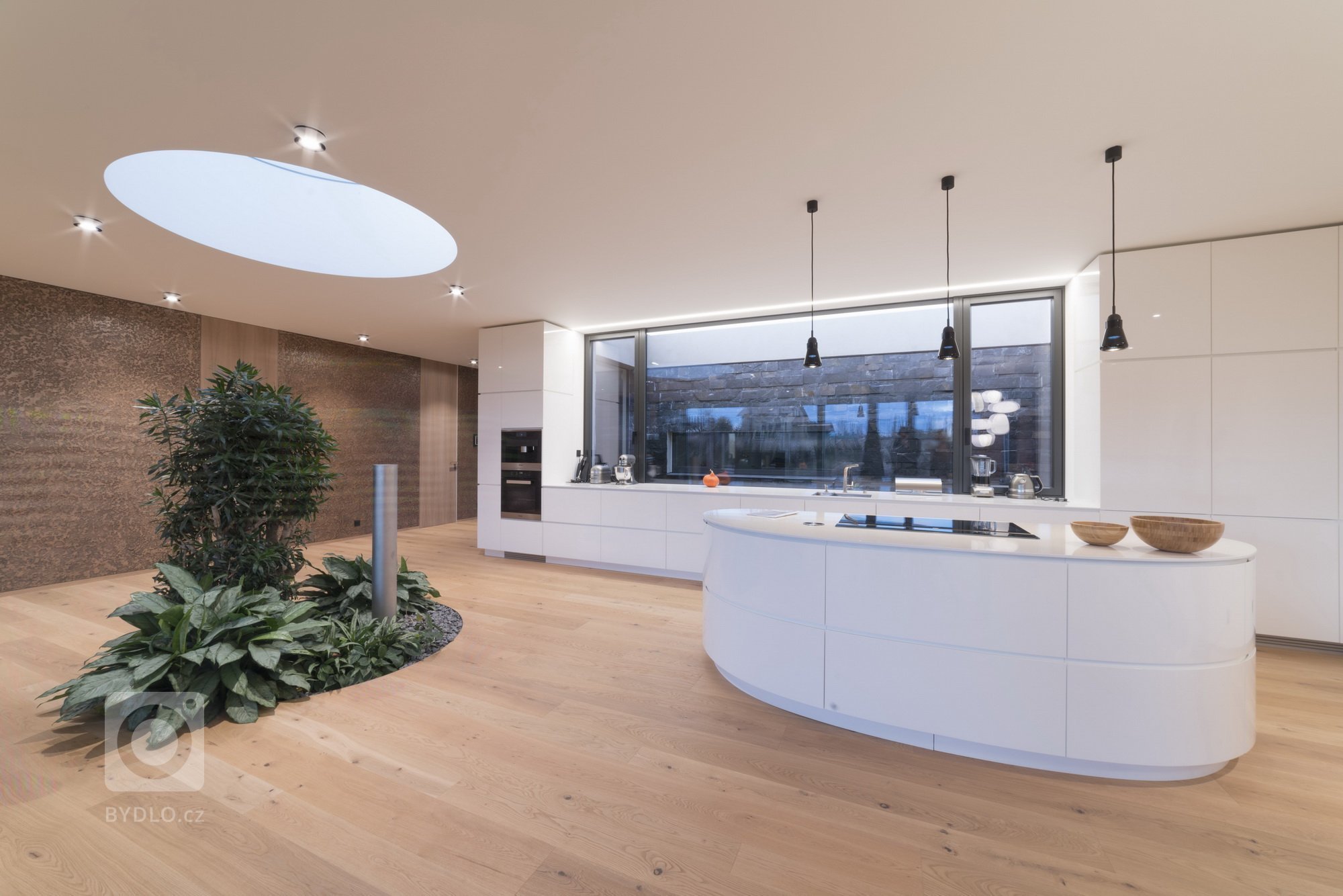 Hlavním konceptem bylo vytvořit otevřený fluidní prostor, který nebude mít žádné zbytečné dveře, chodby ani překážky. Je to jeden z příkladů, jak může dům díky…
