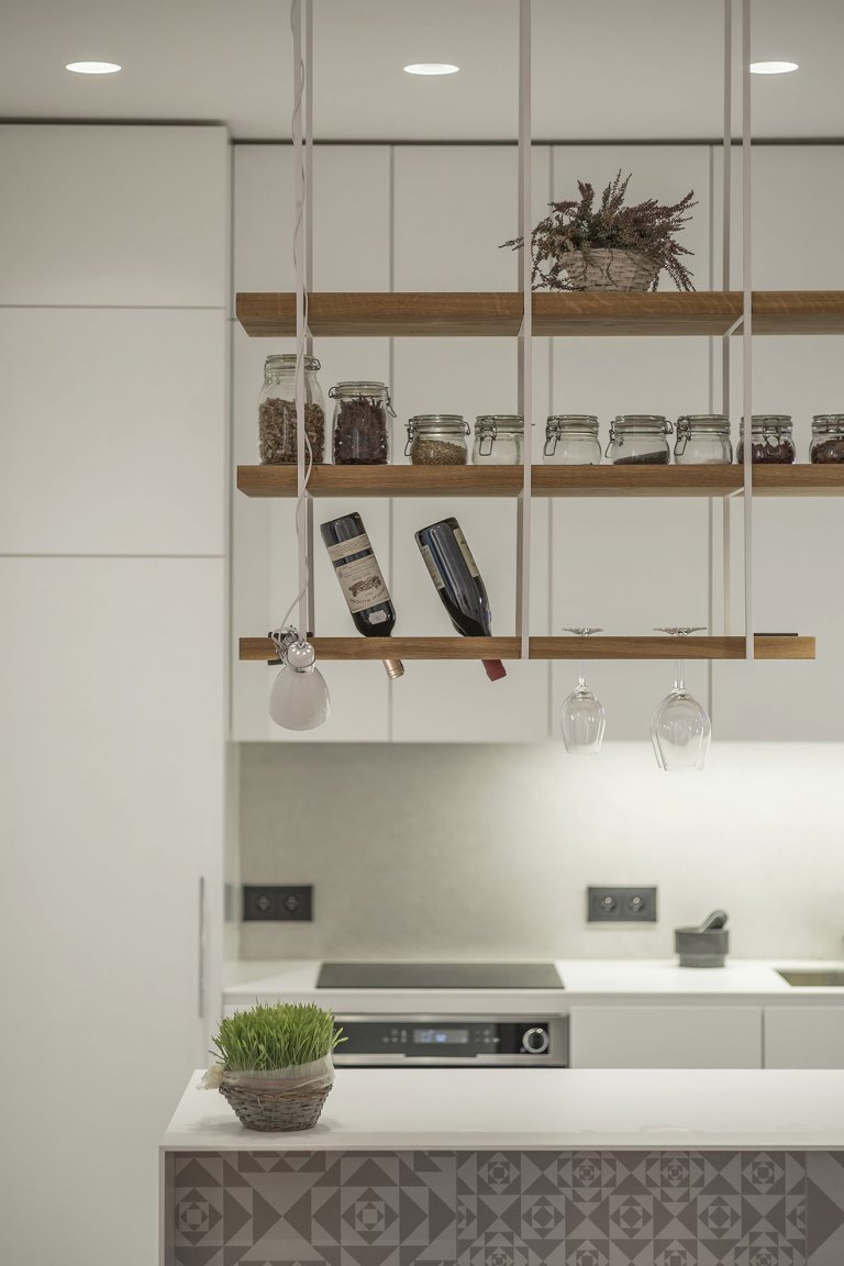 Byt v klasické činžovní zástavbě starých Holešovic je specifický svými prosklenými plochami. V návrhu byla zachována původní dispozice bytu, která je typická…