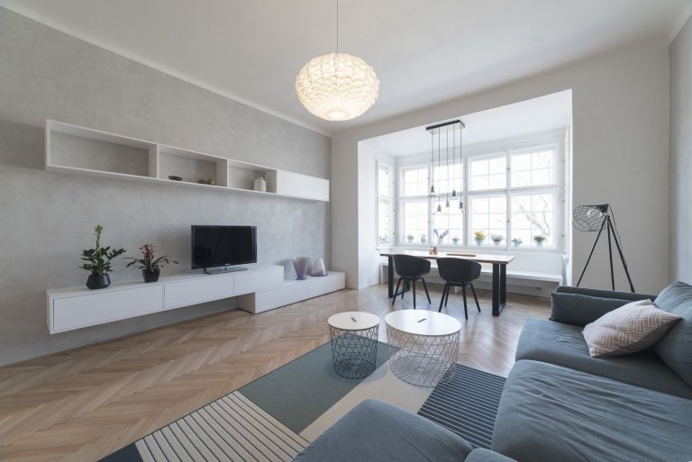 Byt v klasické činžovní zástavbě starých Holešovic je specifický svými prosklenými plochami. V návrhu byla zachována původní dispozice bytu, která je typická…