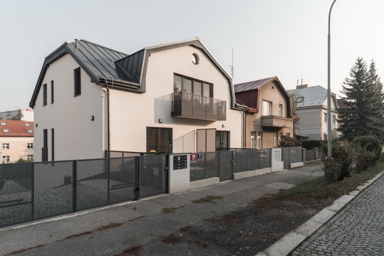 Rekonstrukce dvojdomku je vždy výzvou a v&nbsp;tomto případě,&nbsp;vyhrála varianta zachování původních proporcí domu. Objekt je navržen s&nbsp;třemi bytovými…