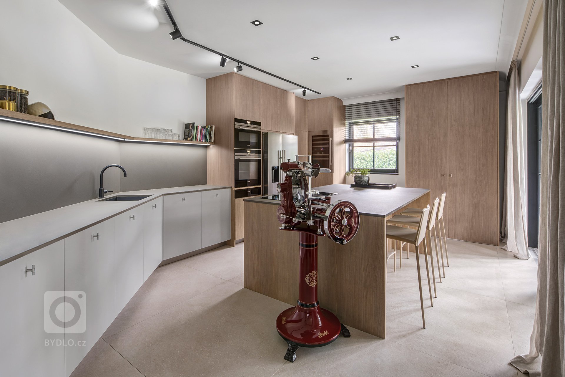 KOMPLETNÍ NÁVRH A REALIZACE INTERIÉRU RODINNÉHO DOMU V JEDNODUCHÉM STYLU, KDE PŘEVLÁDAJÍ PŘÍRODNÍ BARVY A MATERIÁLY. PŘI REALIZACI SE NAKONEC MĚNILA I VEŠKERÁ…