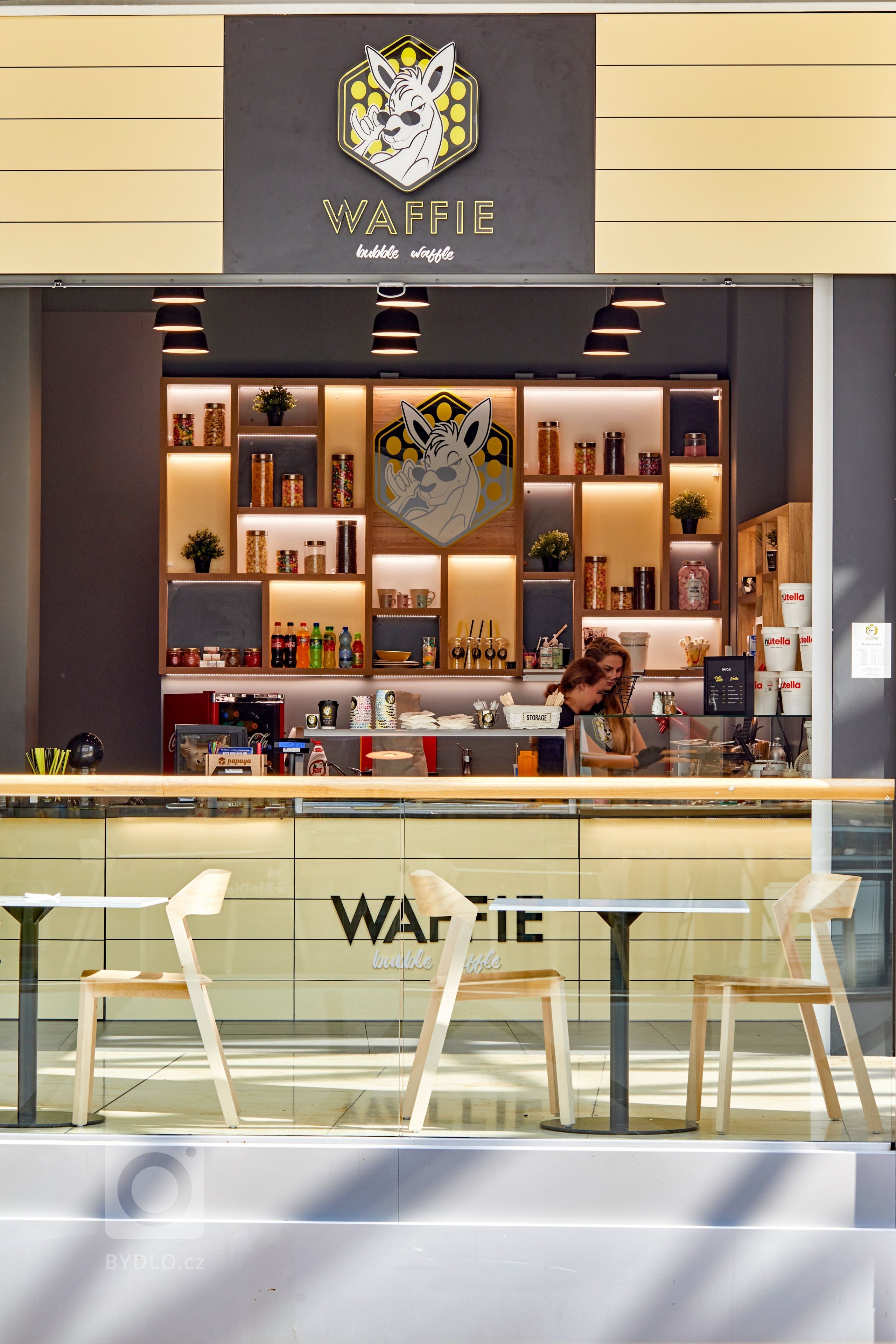 Zrealizovaný projekt prevádzky&nbsp;Waffie&nbsp;v nákupnom centre Eurovea v Bratislave. Kontrastné farebné kombinácie, doplnky, osvetlenie a samotné wafle…