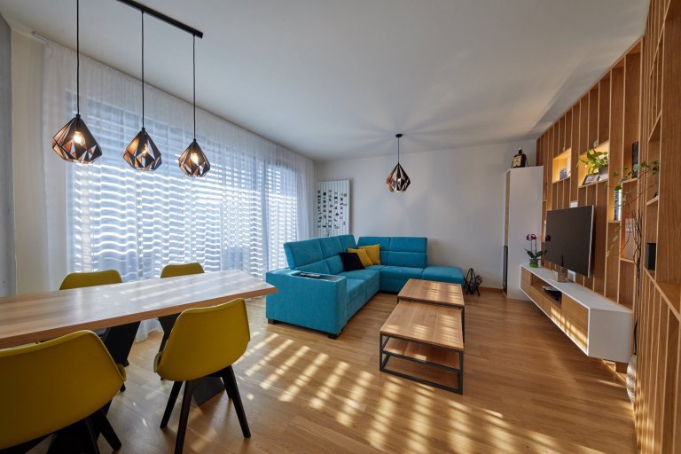 Ďalšia vydarená realizácia interiéru. Tentokrát sa jednalo o byt v Cubicon Gardens v Bratislave.&nbsp; :)

Výnimočné bolo hlavne vyriešenie prepojenia resp.…