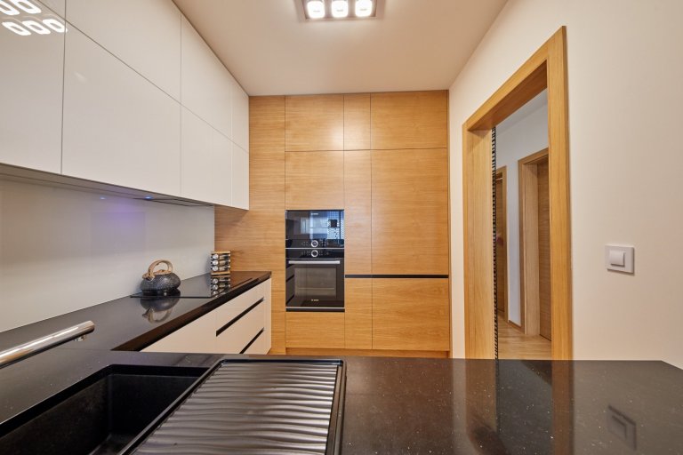 Ďalšia vydarená realizácia interiéru. Tentokrát sa jednalo o byt v Cubicon Gardens v Bratislave.&nbsp; :)

Výnimočné bolo hlavne vyriešenie prepojenia resp.…