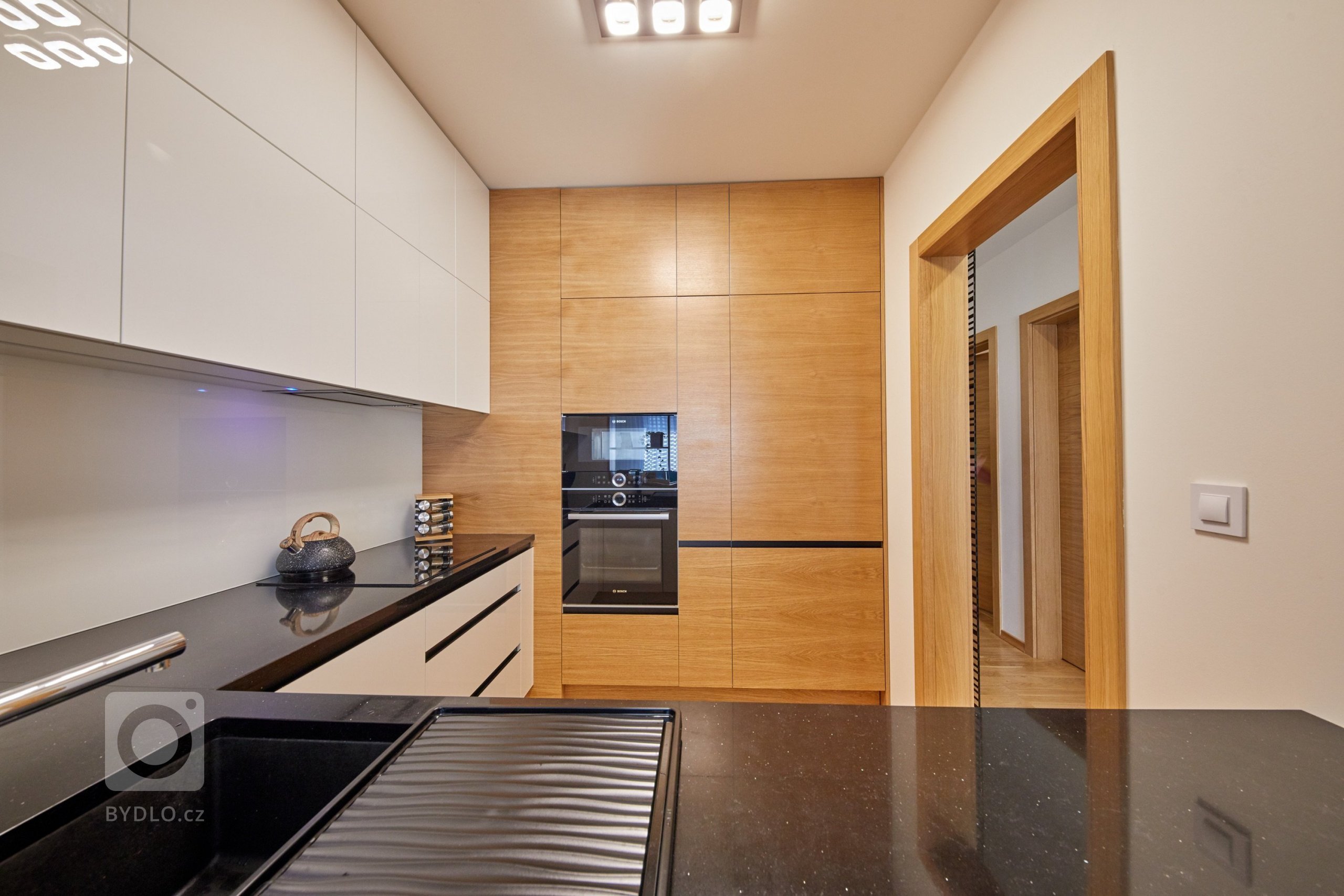 Ďalšia vydarená realizácia interiéru. Tentokrát sa jednalo o byt v Cubicon Gardens v Bratislave.&nbsp; :)

Výnimočné bolo hlavne vyriešenie prepojenia resp.…