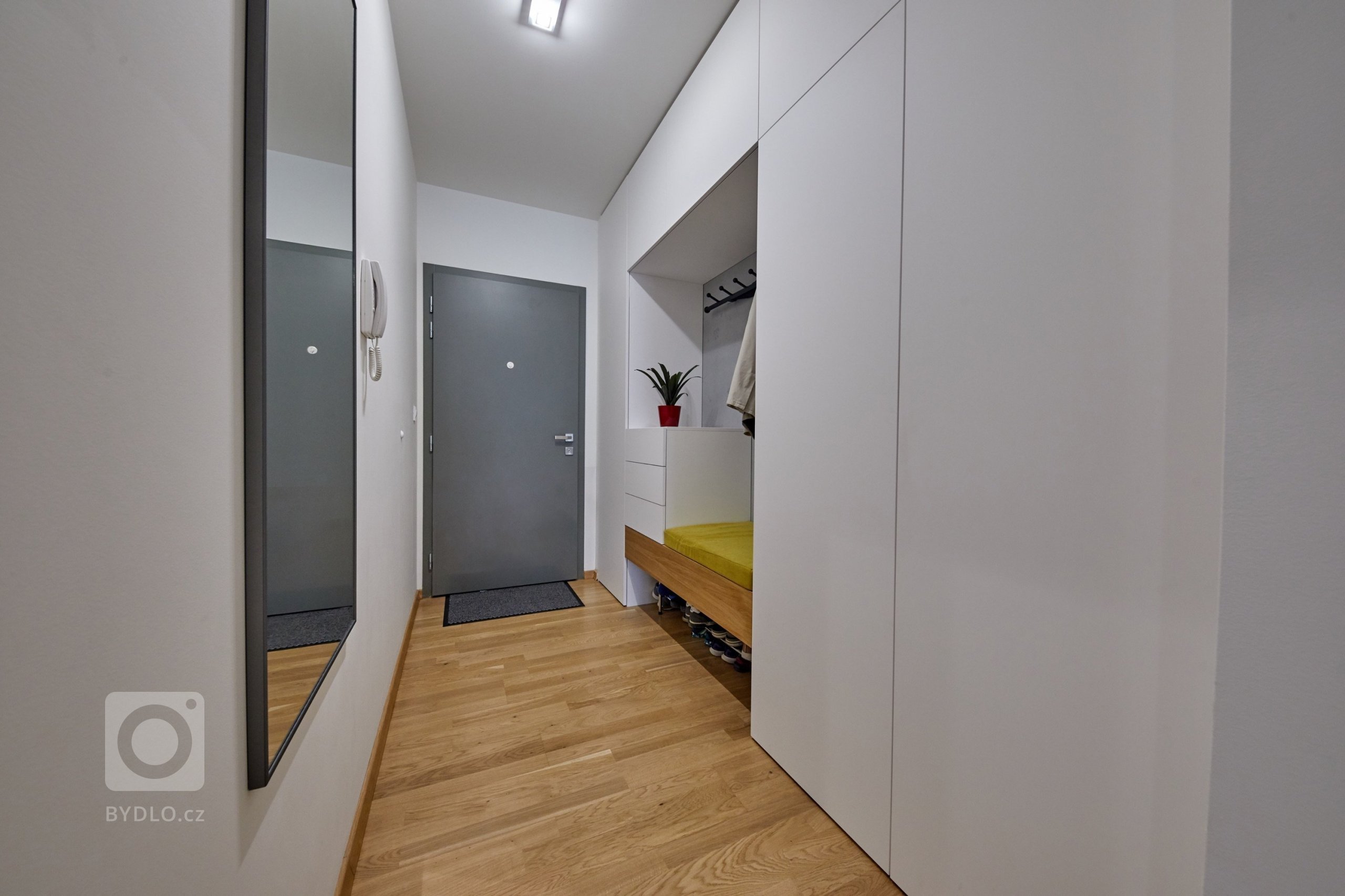 Ďalšia vydarená realizácia interiéru. Tentokrát sa jednalo o byt v Cubicon Gardens v Bratislave.&nbsp; :)

Výnimočné bolo hlavne vyriešenie prepojenia resp.…