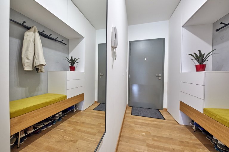 Ďalšia vydarená realizácia interiéru. Tentokrát sa jednalo o byt v Cubicon Gardens v Bratislave.&nbsp; :)

Výnimočné bolo hlavne vyriešenie prepojenia resp.…