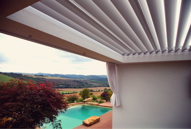 Bioklimatická pergola PLACEO skvěle poslouží milovníkům okrasné zeleně. Jestli venku pěstujete náročné rostliny, jistě oceníte možnost jednoduše regulovat…