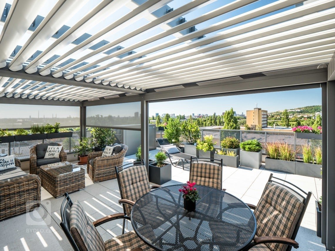 V mnohých částech republiky leží sníh, takže můžeme aspoň zavzpomínat na sluníčko s touto krásnou realizací pergoly a screenových rolet naší výroby, která se…