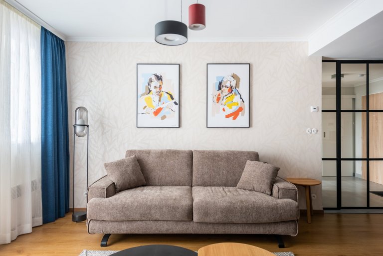 Apartmán s modrou kuchyňskou linkou