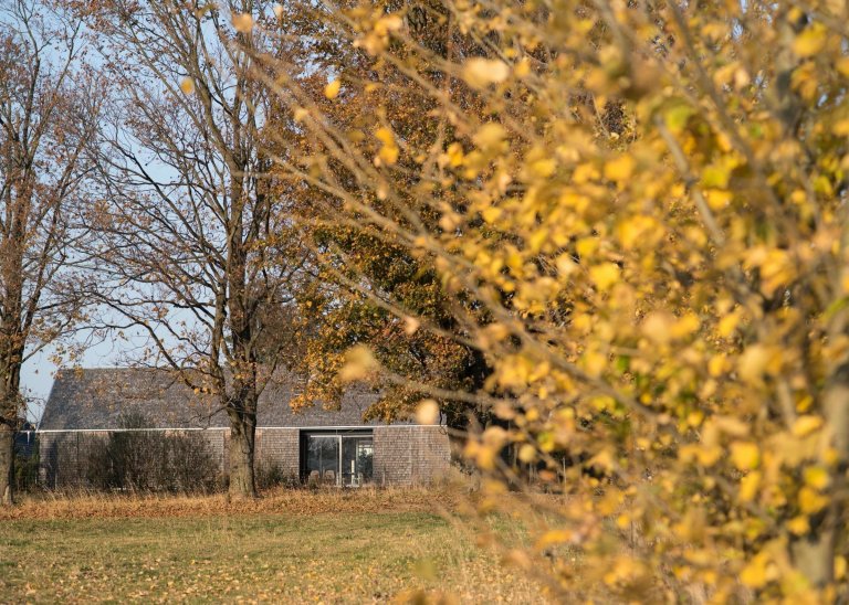 Dřevěný dům na Vysočině vychází z tradičních lidových stavení