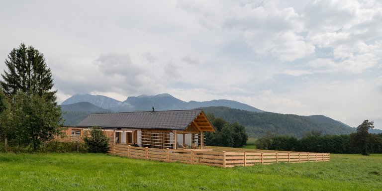 Dům připomínající stodolu