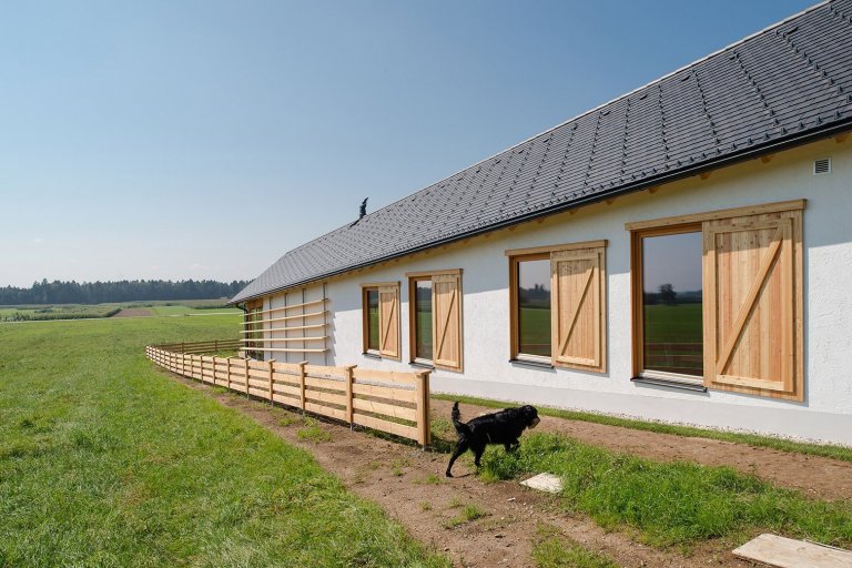 Dům připomínající stodolu
