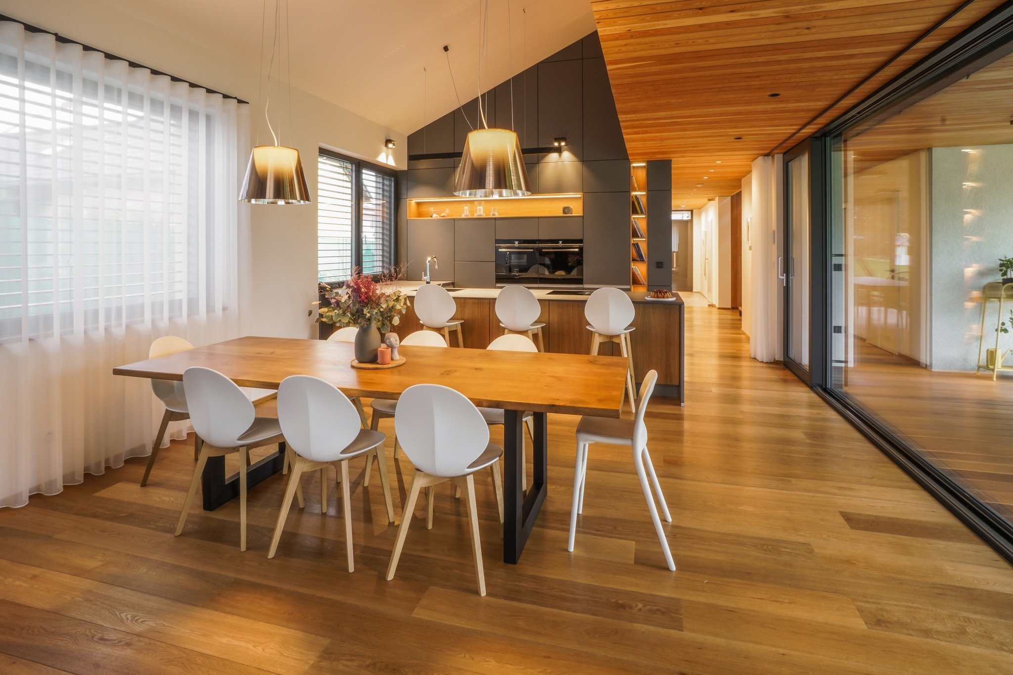 Kuchyně v moderním domě sahá až po šikmý strop