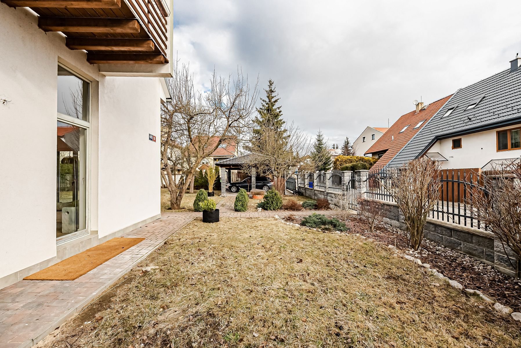 Nadčasový rodinný dům nedaleko Hostivických rybníků