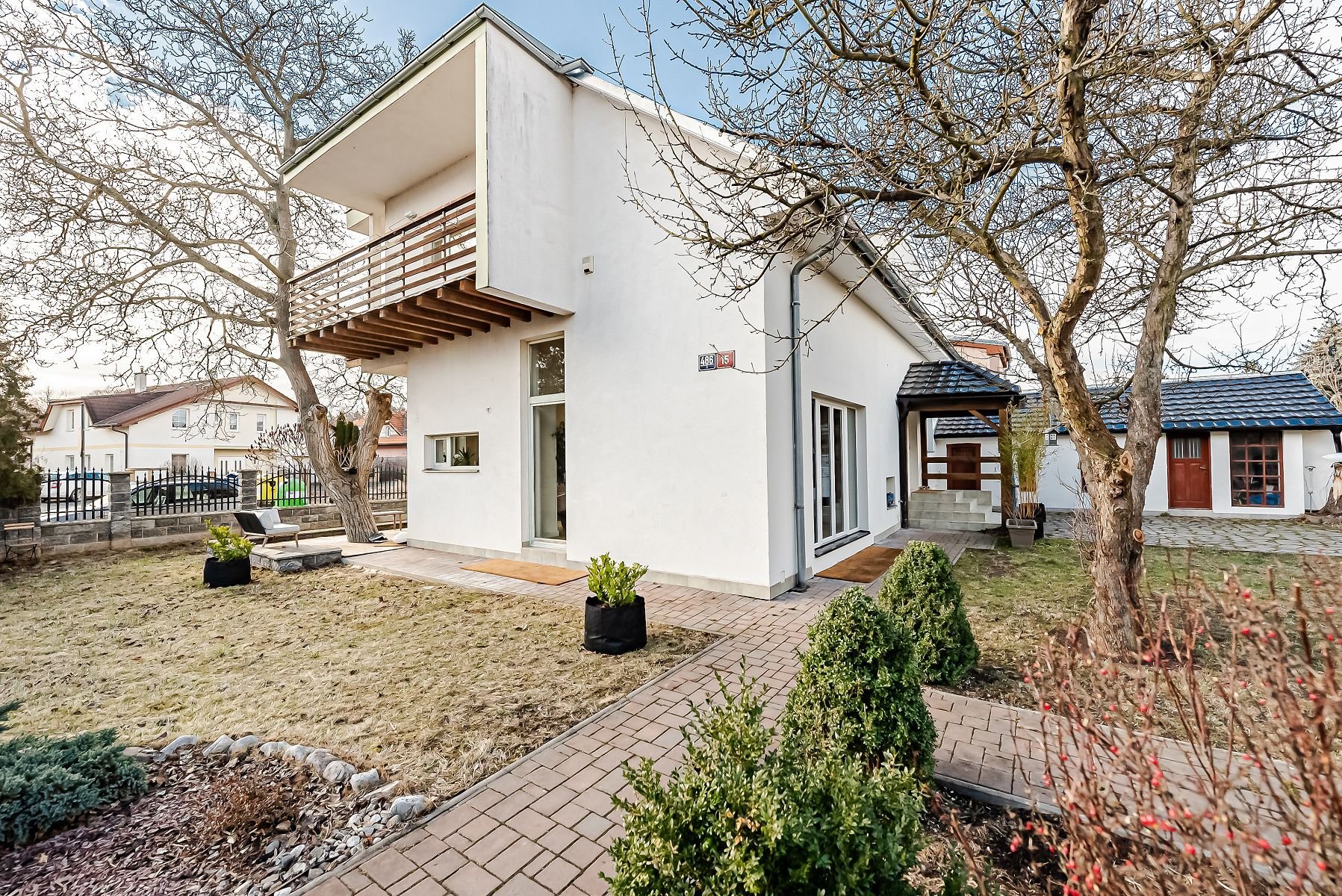 Nadčasový rodinný dům nedaleko Hostivických rybníků