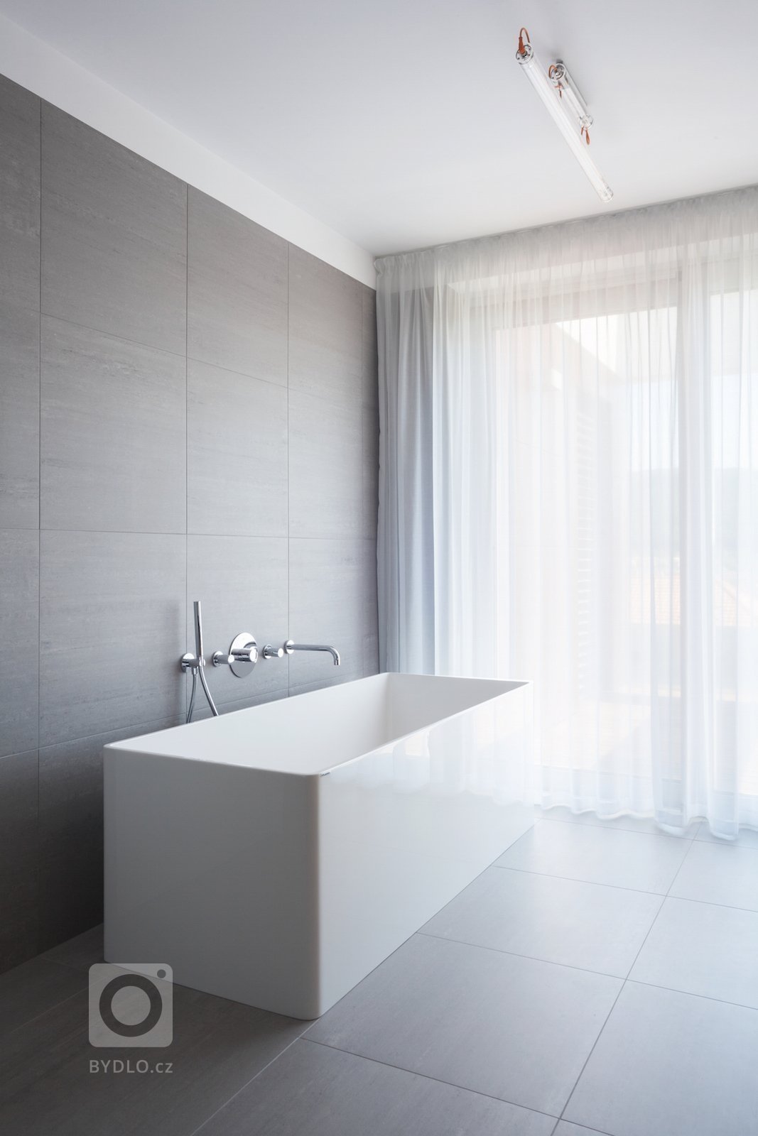 Velkorysé řešení interiéru není rozmařilostí investorů. Majitelé žili dlouhou dobu v&nbsp;zahraničí, proto si po návratu domů začali plnit velké přání, a&nbsp…