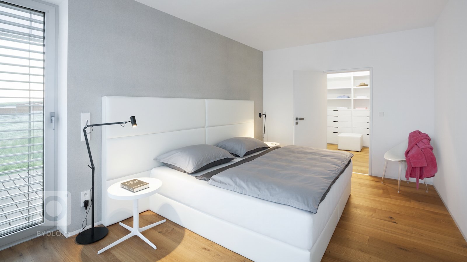 Velkorysé řešení interiéru není rozmařilostí investorů. Majitelé žili dlouhou dobu v&nbsp;zahraničí, proto si po návratu domů začali plnit velké přání, a&nbsp…