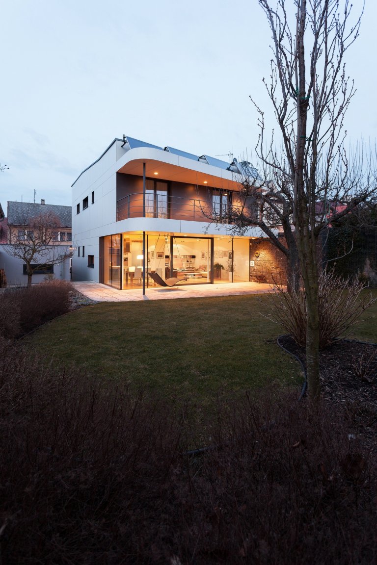 Na místě původního domku v části města Kladna vzniknul kompaktí rodinný dům s pragmatickou dispozicí. Předností zadání byly jeho limity, které se propsaly do…