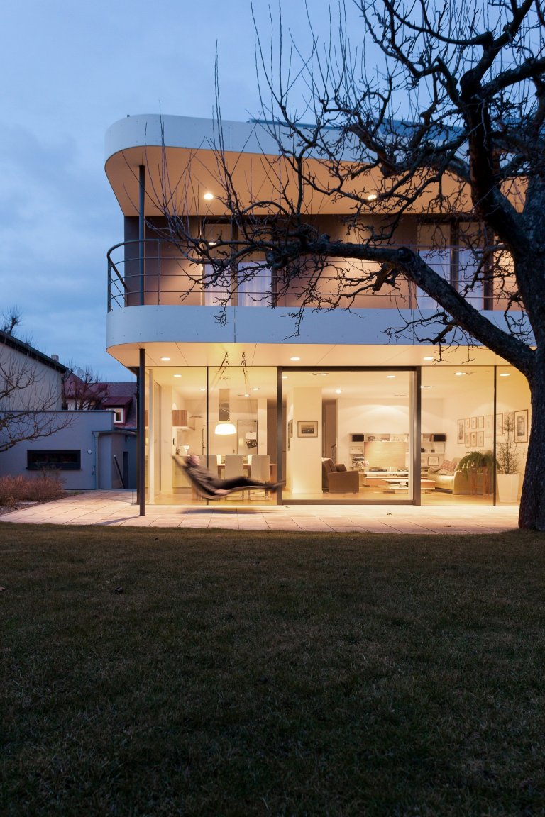 Na místě původního domku v části města Kladna vzniknul kompaktí rodinný dům s pragmatickou dispozicí. Předností zadání byly jeho limity, které se propsaly do…