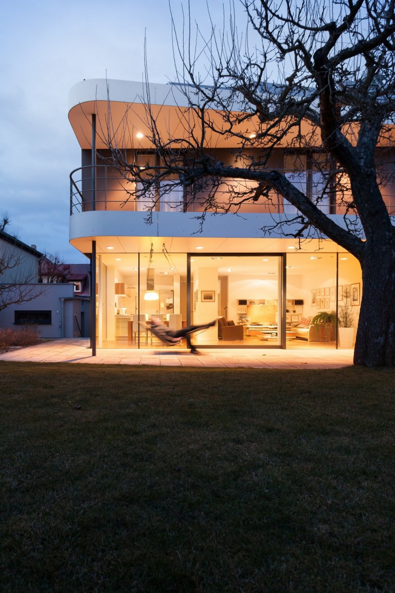 Na místě původního domku v části města Kladna vzniknul kompaktí rodinný dům s pragmatickou dispozicí. Předností zadání byly jeho limity, které se propsaly do…