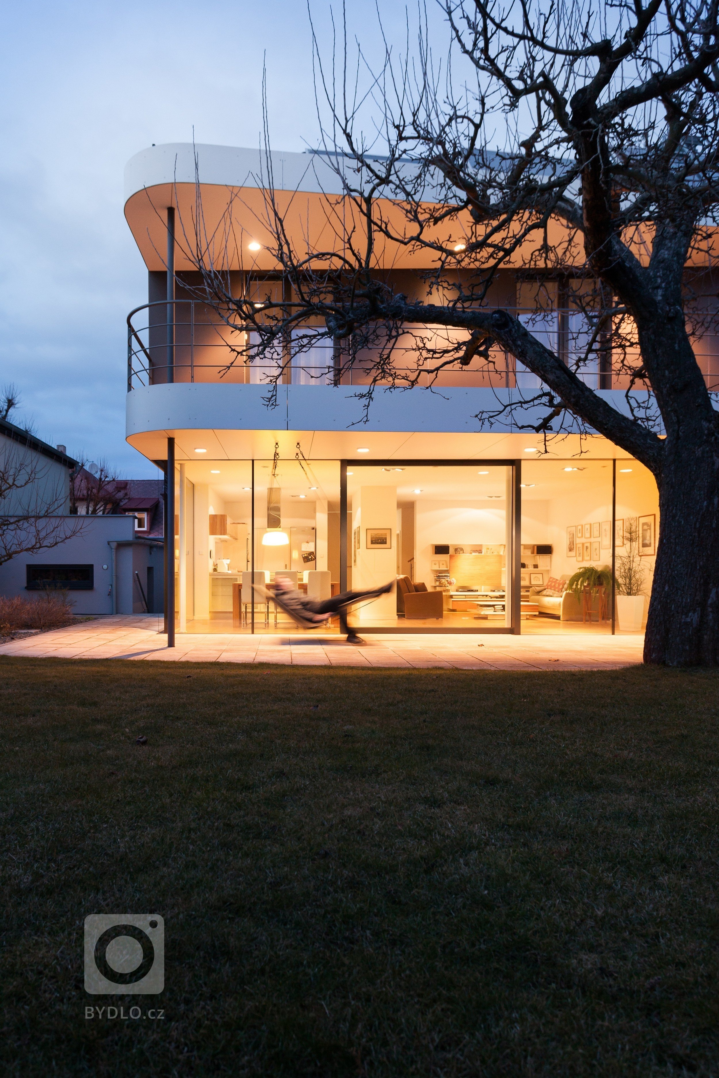 Na místě původního domku v části města Kladna vzniknul kompaktí rodinný dům s pragmatickou dispozicí. Předností zadání byly jeho limity, které se propsaly do…