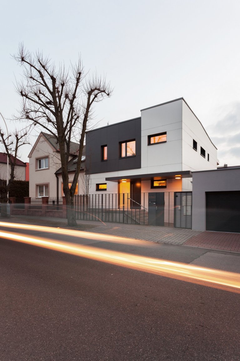 Na místě původního domku v části města Kladna vzniknul kompaktí rodinný dům s pragmatickou dispozicí. Předností zadání byly jeho limity, které se propsaly do…