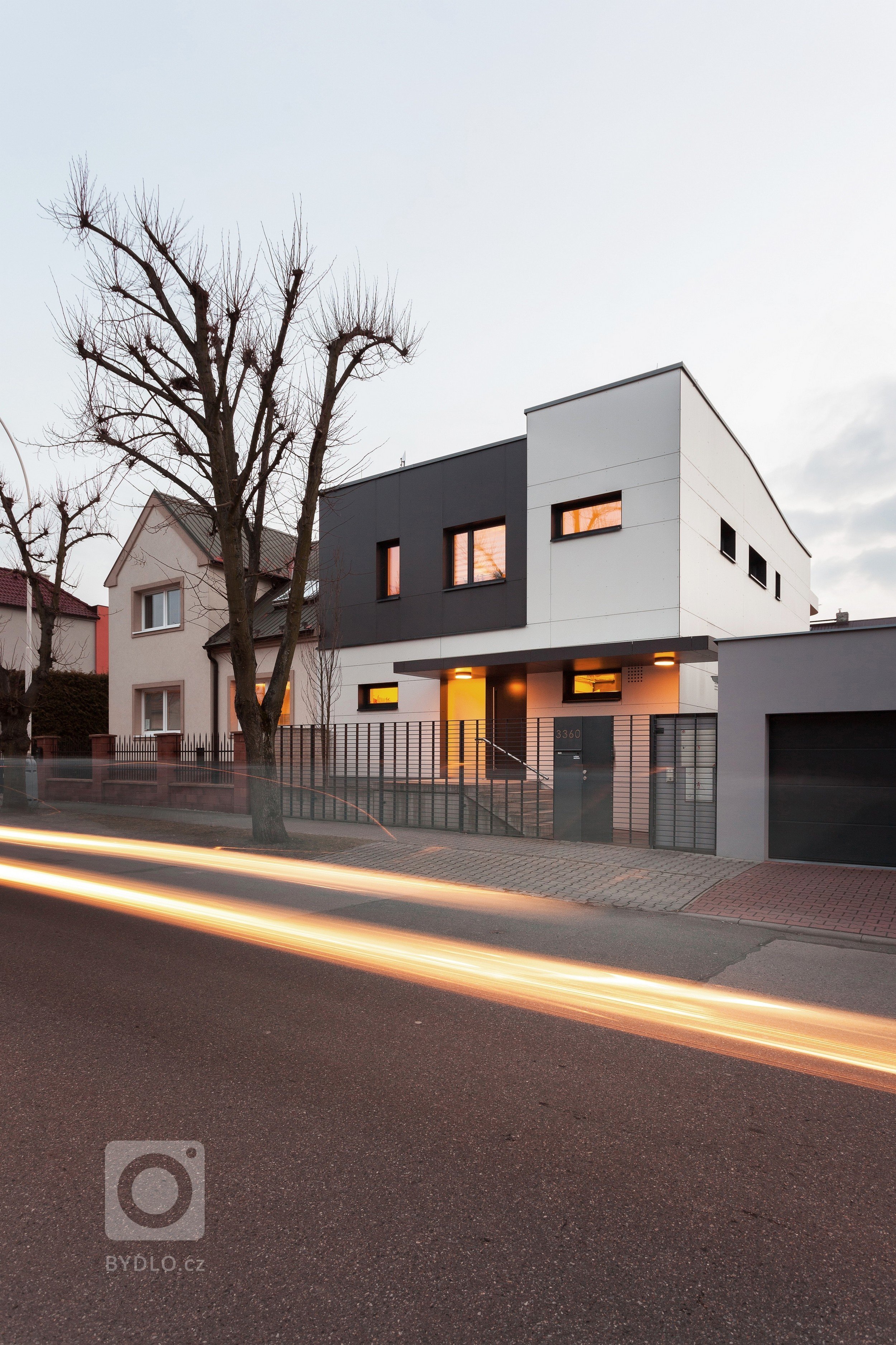 Na místě původního domku v části města Kladna vzniknul kompaktí rodinný dům s pragmatickou dispozicí. Předností zadání byly jeho limity, které se propsaly do…