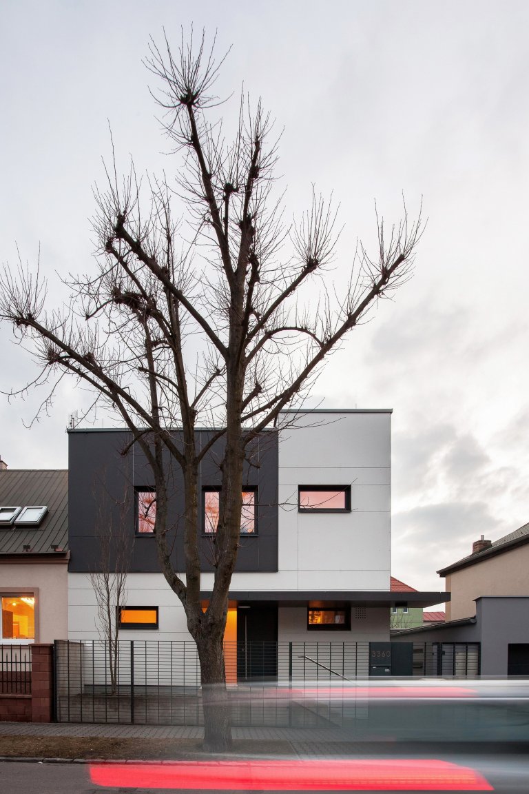 Na místě původního domku v části města Kladna vzniknul kompaktí rodinný dům s pragmatickou dispozicí. Předností zadání byly jeho limity, které se propsaly do…