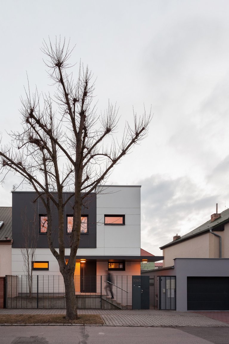 Na místě původního domku v části města Kladna vzniknul kompaktí rodinný dům s pragmatickou dispozicí. Předností zadání byly jeho limity, které se propsaly do…