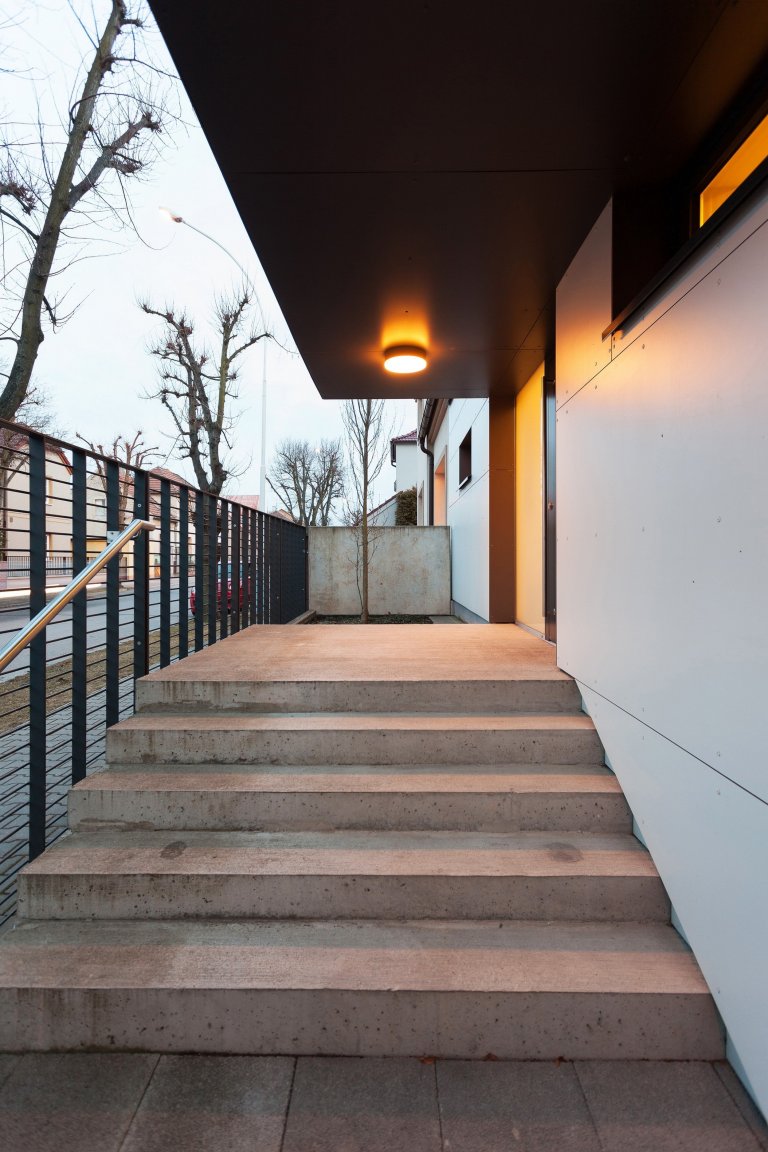 Na místě původního domku v části města Kladna vzniknul kompaktí rodinný dům s pragmatickou dispozicí. Předností zadání byly jeho limity, které se propsaly do…