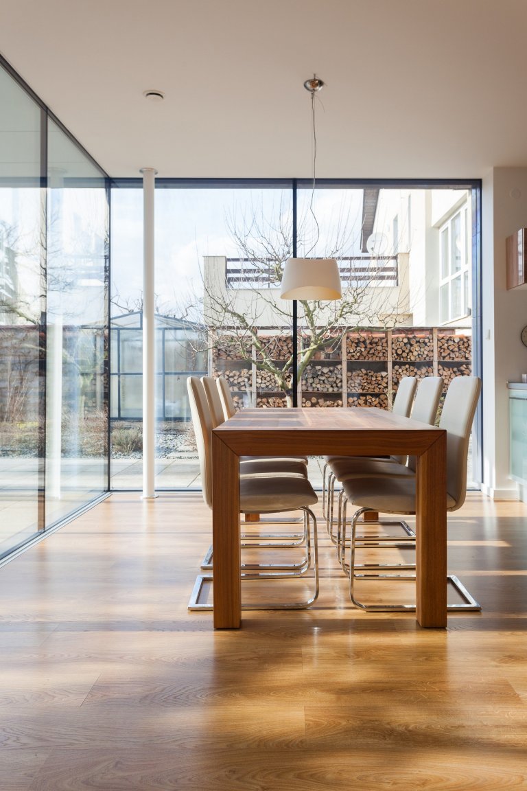 Na místě původního domku v části města Kladna vzniknul kompaktí rodinný dům s pragmatickou dispozicí. Předností zadání byly jeho limity, které se propsaly do…