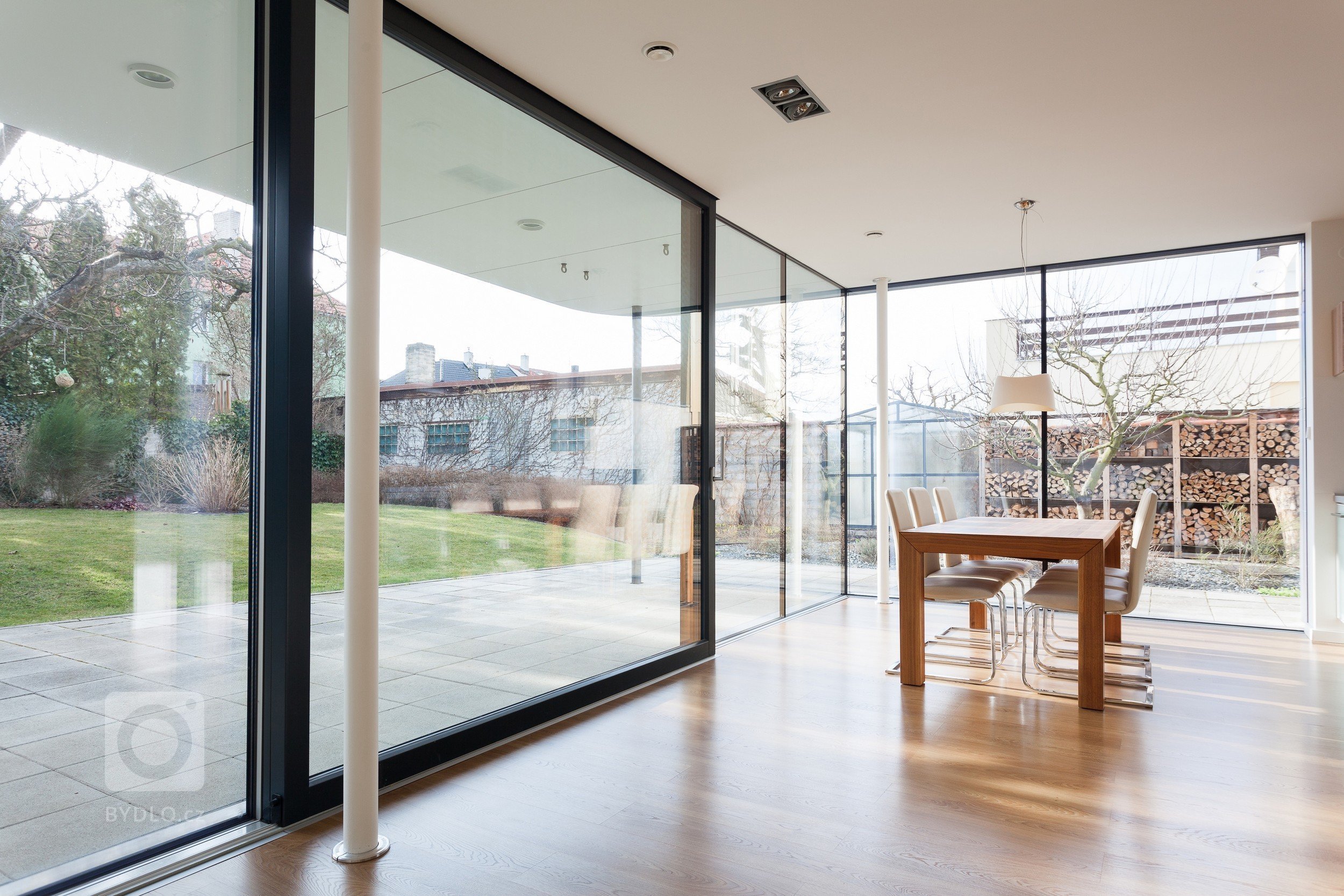 Na místě původního domku v části města Kladna vzniknul kompaktí rodinný dům s pragmatickou dispozicí. Předností zadání byly jeho limity, které se propsaly do…