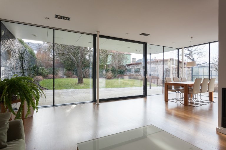 Na místě původního domku v části města Kladna vzniknul kompaktí rodinný dům s pragmatickou dispozicí. Předností zadání byly jeho limity, které se propsaly do…