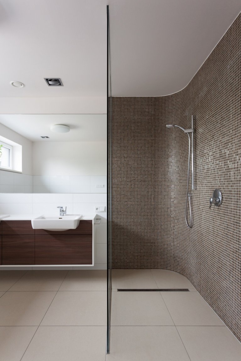 Na místě původního domku v části města Kladna vzniknul kompaktí rodinný dům s pragmatickou dispozicí. Předností zadání byly jeho limity, které se propsaly do…