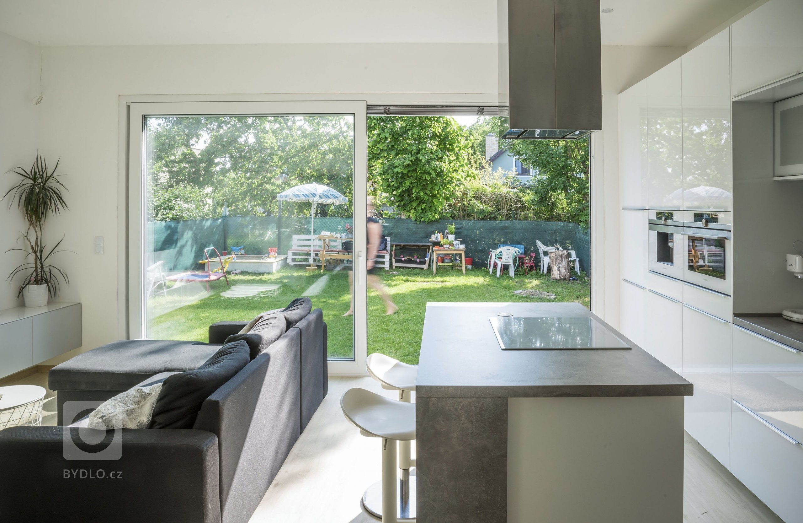 Úzký a&nbsp;dlouhý pozemek v&nbsp;bývalé zahrádkářské kolonii nenabízel mnoho možností k&nbsp;využití. Výsledný tvar tak vychází právě z&nbsp;limitů pozemku a…