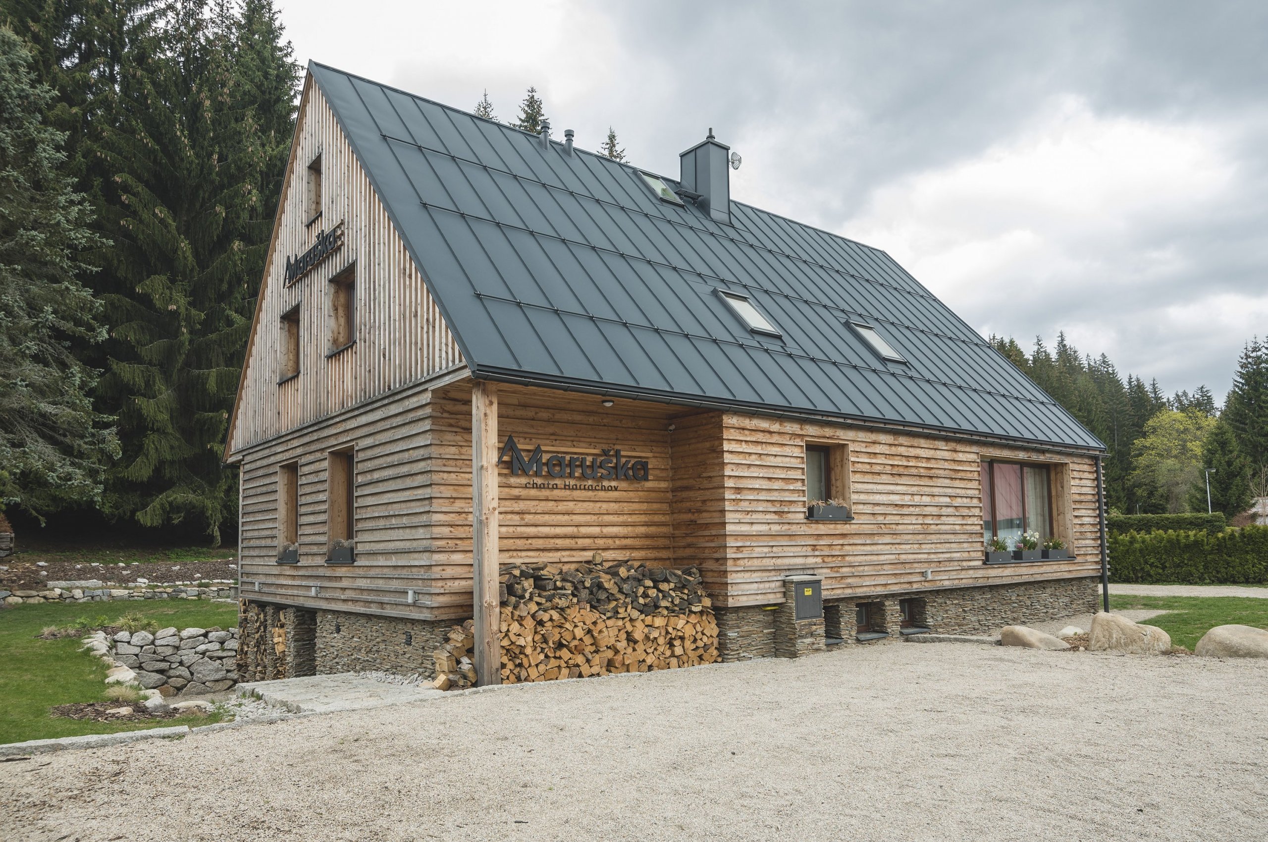 Bývalá kolonie pro úředníky celní správy byla umístěna do Anenského údolí u&nbsp;Harrachova. Je to krásné místo, kterým se vine říčka Mumlava a&nbsp;nyní je to…