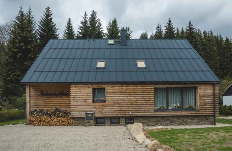 Bývalá kolonie pro úředníky celní správy byla umístěna do Anenského údolí u&nbsp;Harrachova. Je to krásné místo, kterým se vine říčka Mumlava a&nbsp;nyní je to…